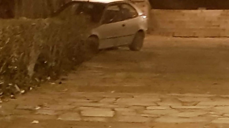 Кола се изкачи на тепе в Пловдив нощес, срина се по стълбите, а шофьорът изчезна (СНИМКИ)
