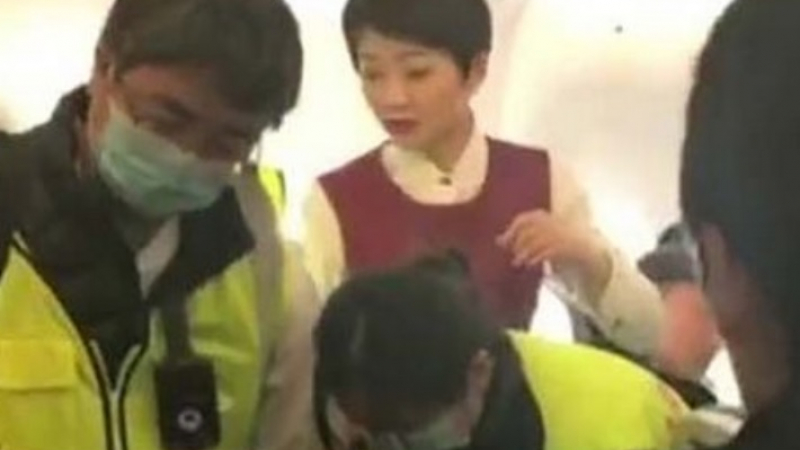С пътничките на Air China се случват страхотии! В една се всели демон, сърцето на друга спря по време на полет (СНИМКИ/ВИДЕО)