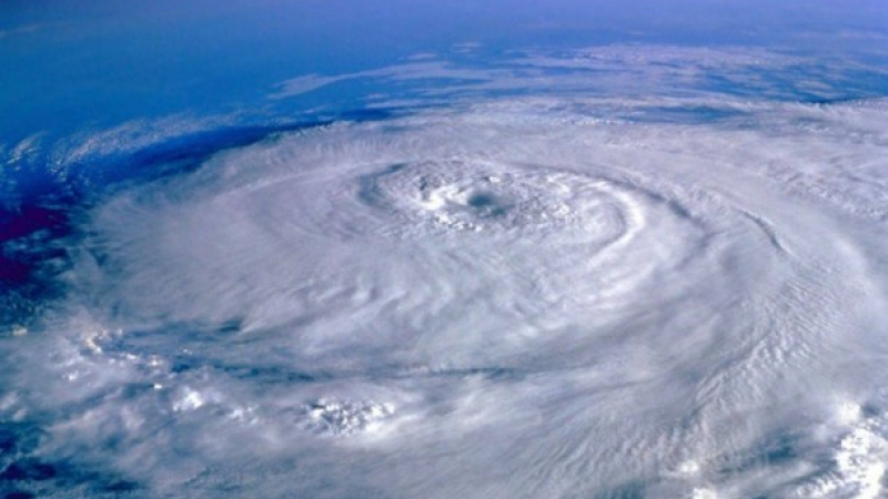 Мощен тайфун фучи към Япония, може да засегне Олимпийските игри ВИДЕО