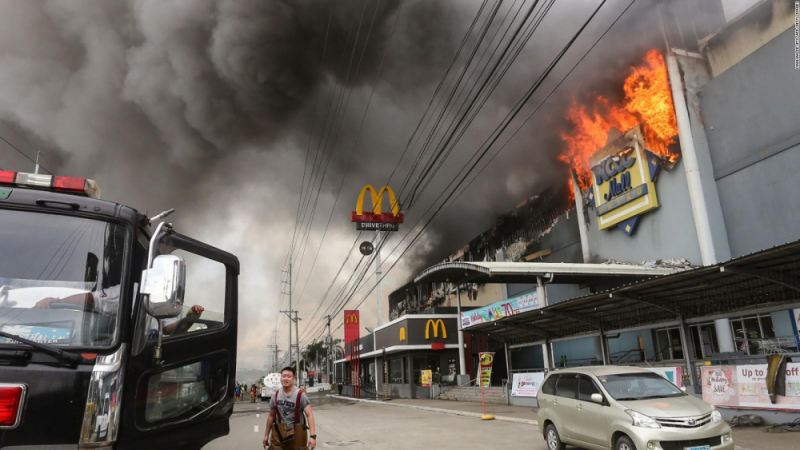 Нечуван ужас: 37 души изгоряха като факли в мол във Филипините (ВИДЕО)