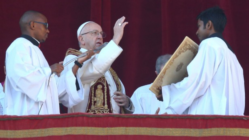 Папа Франциск отправи призив за мир в традиционното послание „Урби ет Орби”