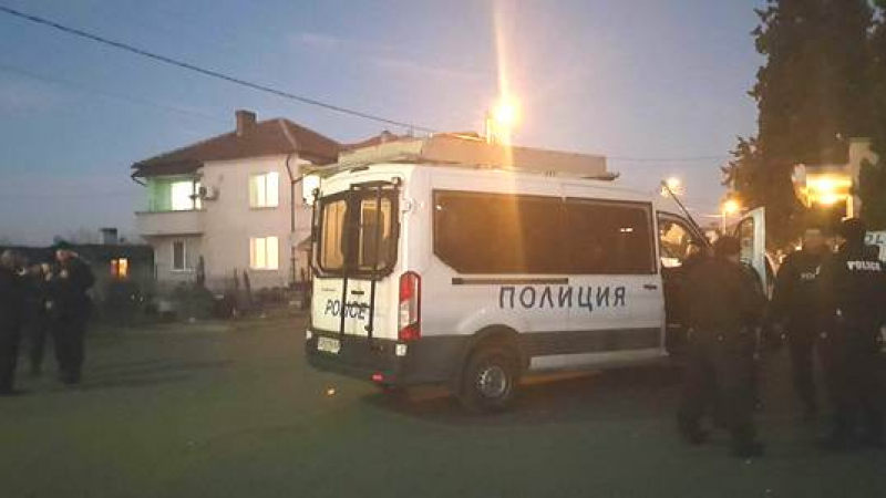Извънредно в БЛИЦ! Полицаи заградиха автобус от Русе към София! Мъж с пистолет нападна пътниците