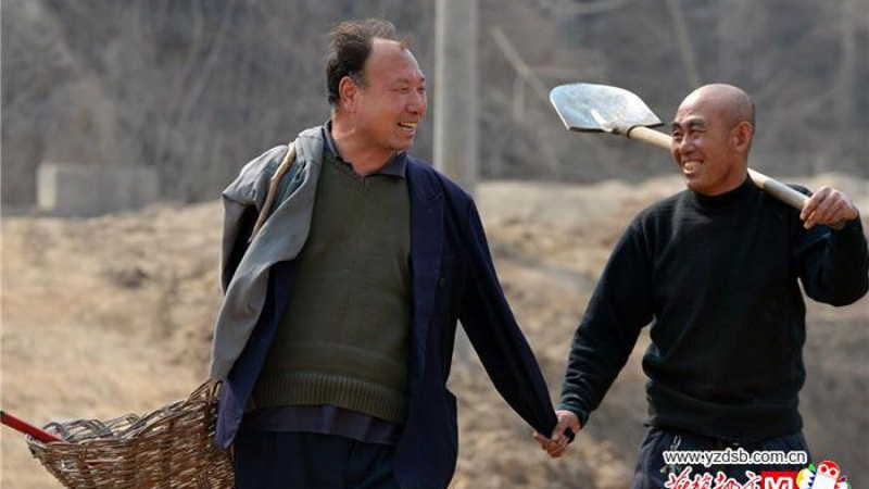 Подвиг! Сляп китаец и неговият приятел без ръце за 10 години посадиха 10 000 дървета (СНИМКИ)