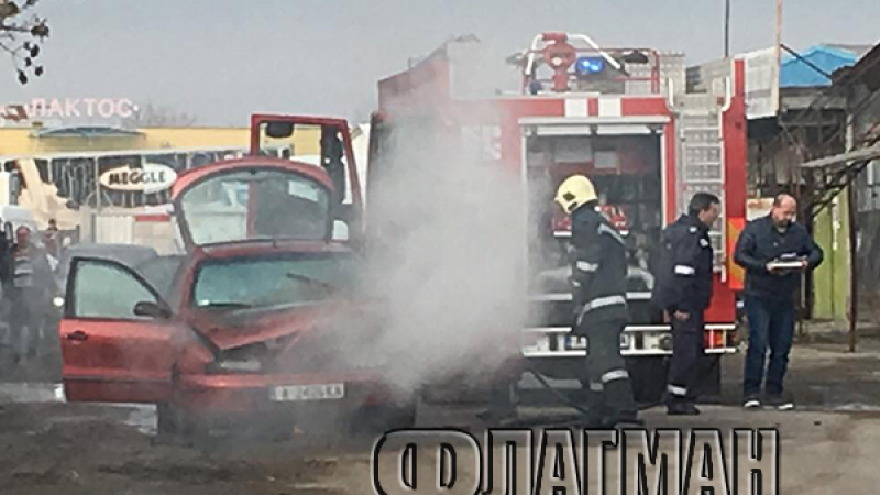 Фиат пламна като факла в индустриалната зона на Бургас (СНИМКИ)