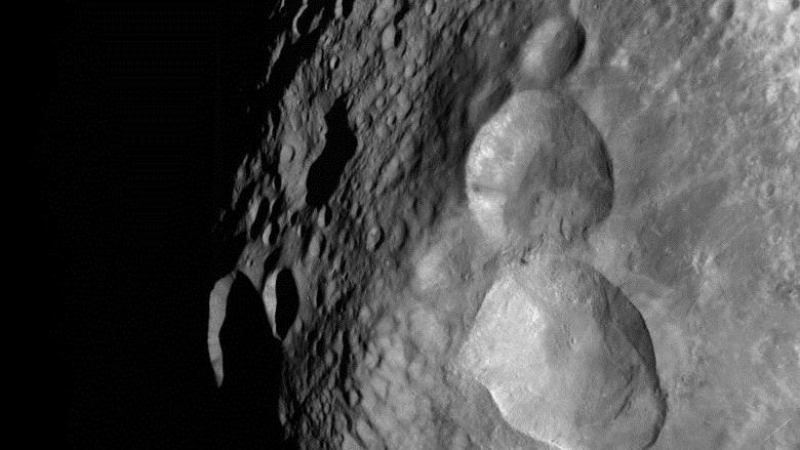 НАСА показа гигантски снежен човек на астероида „Веста”