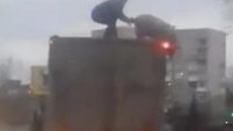 Украинец и свиня влязоха в епична битка на покрива на камион (ВИДЕО)
