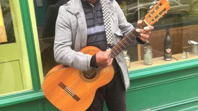 Българинът Мирослав (Мехмет) свири на улицата в Ливърпул и изведнъж се сдоби със свой солов албум