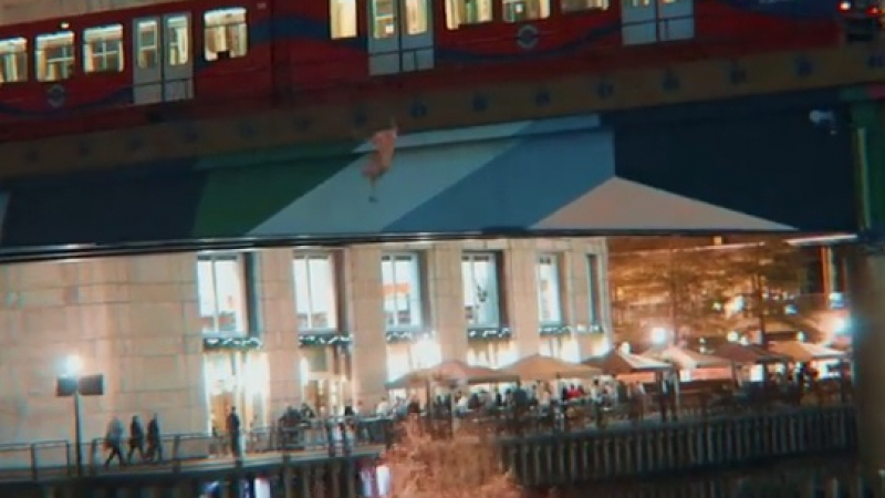 Чисто луди! Тийнейджъри скочиха от покрива на влака в Темза (ВИДЕО)