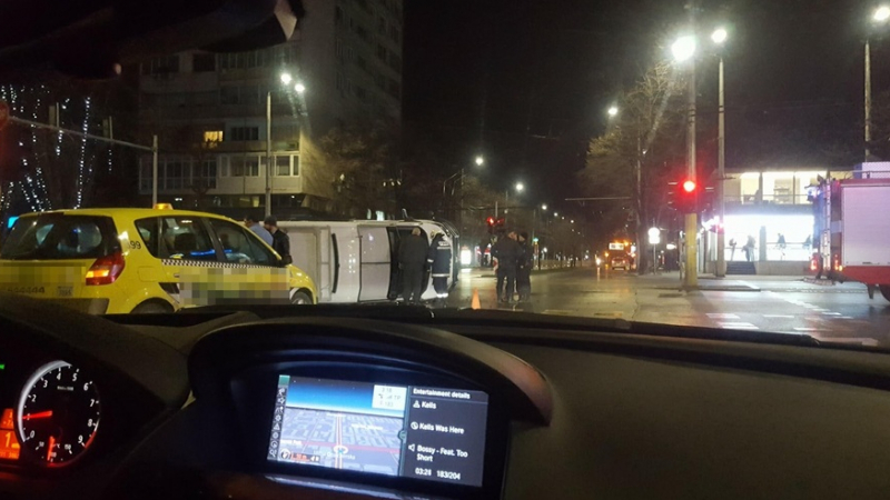 Първи СНИМКИ от среднощния екшън с полицейски бус във Варна
