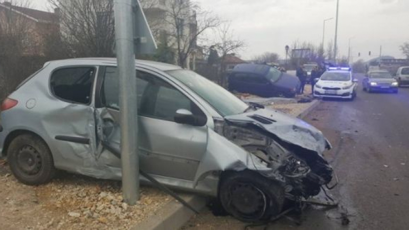 Три коли се нанизаха една в друга в Пловдив (ЗРЕЛИЩНИ СНИМКИ)