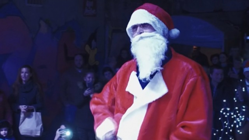 Любомир облече костюма на Дядо Коледа и спретна на приятелката си изненада, която ще помни цял живот (ВИДЕО)