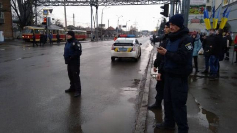 Заложническа драма в Харков! Мъж държи клиенти на поща, заплашва, че ще се взриви (СНИМКИ/ВИДЕО)