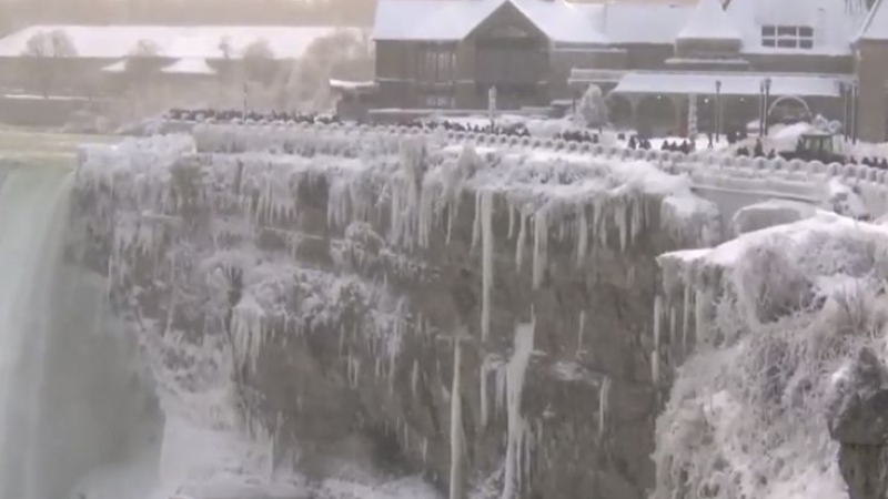 Арктически студ скова САЩ, Ниагарският водопад замръзна (ВИДЕО)