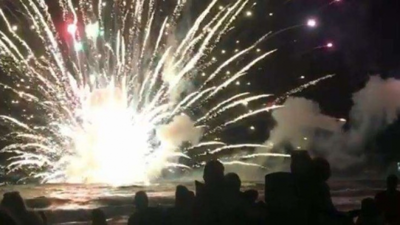 Пожар за ЧНГ: Фойерверки за Нова година подпалиха шлеп в Австралия (ВИДЕО)