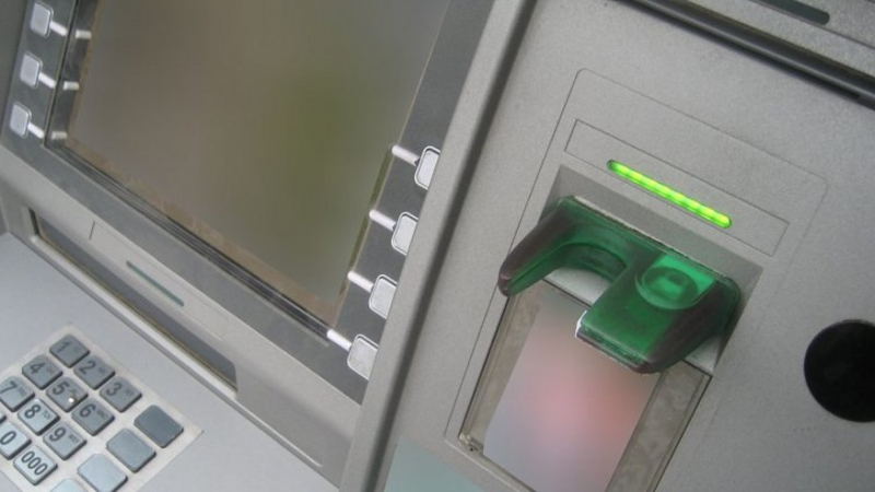 Зареждат банкоматите с половин милиард за празниците