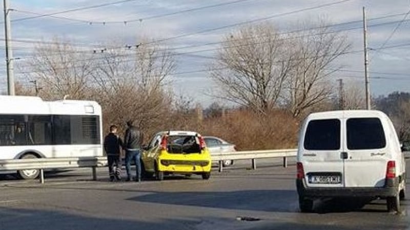 Такси се завъртя и натресе в мантинелата край "Меден рудник" в Бургас