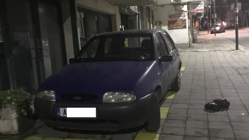Така се паркира в Бургас по празниците! Старата талига трябва да е под ръка, ако няма таксита (СНИМКИ)
