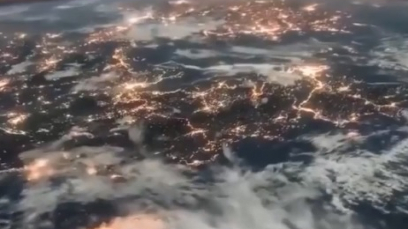 Уникална гледка! Вижте новогодишните светлинки на Земята, заснети от Космоса! (ВИДЕО)