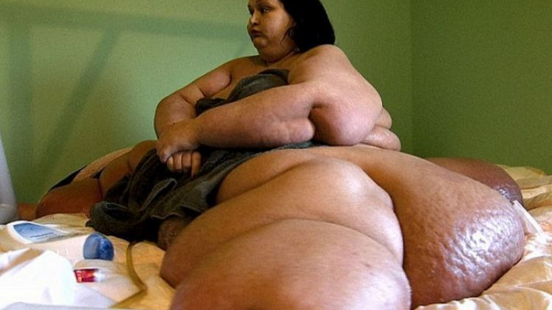 Помните ли най-дебелата жена в света, която тежеше половин тон? Вижте в каква красавица се превърна, след като свали 403 кг (СНИМКИ)