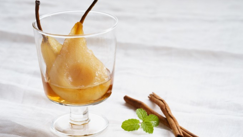 Как да си приготвим ароматен десерт с карамелизирани круши и ванилов сироп