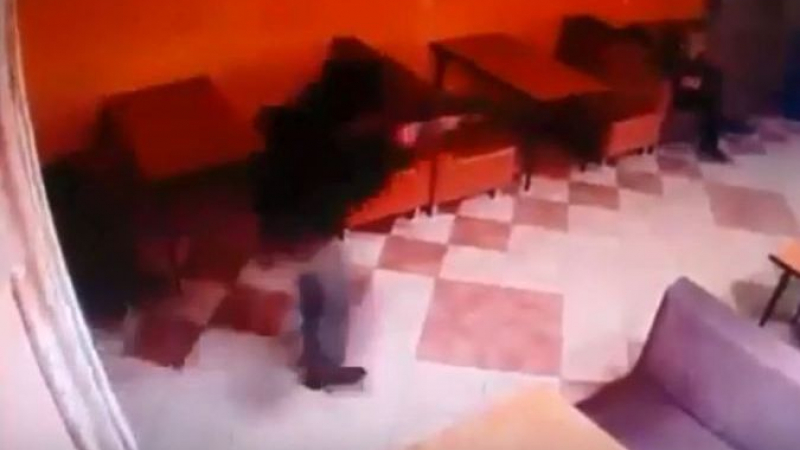 Двама маскирани влязоха в кафене и убиха трима души като във филм на Тарантино (ВИДЕО 18+)