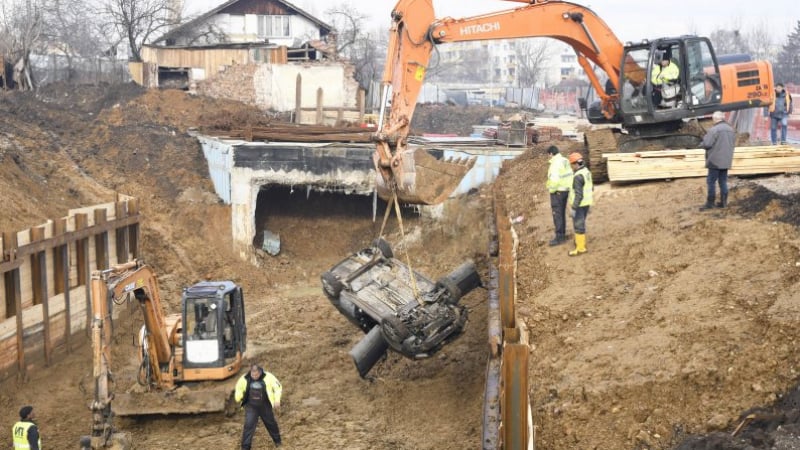 Жена сътвори невиждана глупост, падайки  в 10-метров изкоп на метрото в "Овча купел" (СНИМКИ)