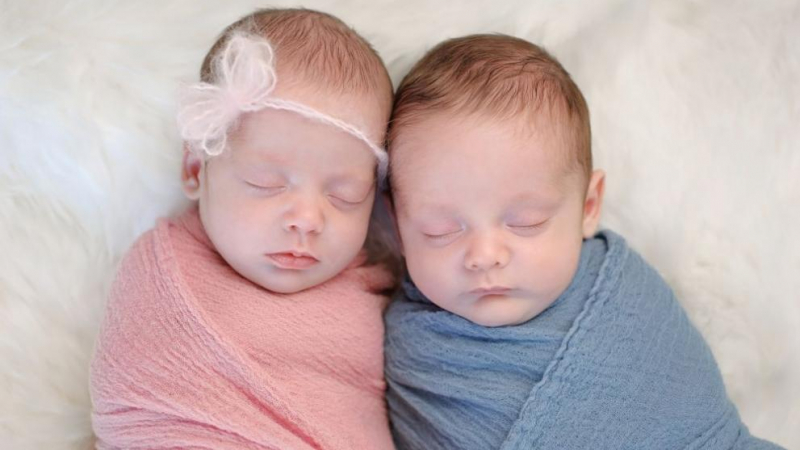 Уникум! Близнаци се родиха в два различни месеца на две различни години (СНИМКА)