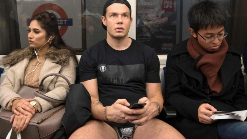 Ден без панталони! Мъжете се събуват и влизат в метрото (СНИМКА)