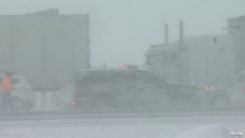 Ад на пътя: В снежната виелица в САЩ се сблъскаха 35 автомобила (СНИМКИ/ВИДЕО)