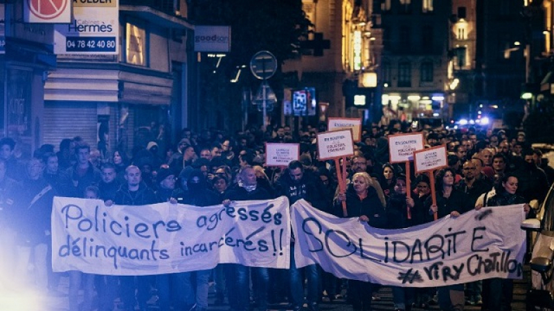 Диваците вилнеят в Париж! Ужасяващо ВИДЕО показва как бясна тълпа линчува полицайка в Новогодишната нощ