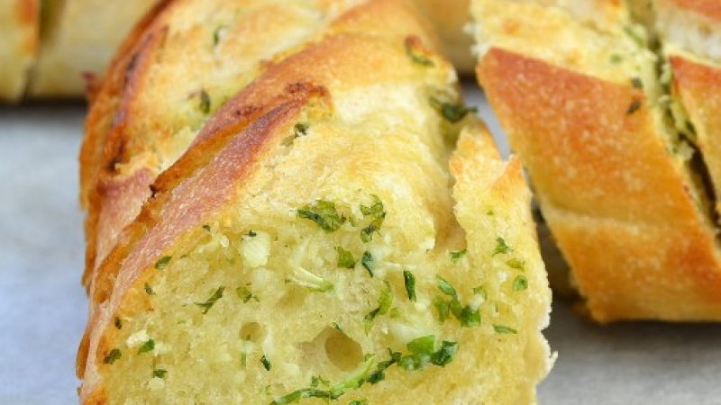 Когато не знаете какво да сготвите - тази рецепта с чеснови хлебчета може да ви спаси!