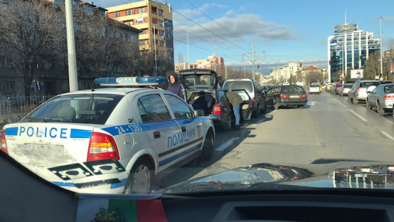 Патрулка спря заради катастрофа в Пазарджик, но минути по-късно се случи още по-голяма беда
