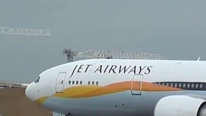 Жесток екшън в небето! 324 пътници на борда на Jet Airways изтръпнаха, когато... (ВИДЕО)