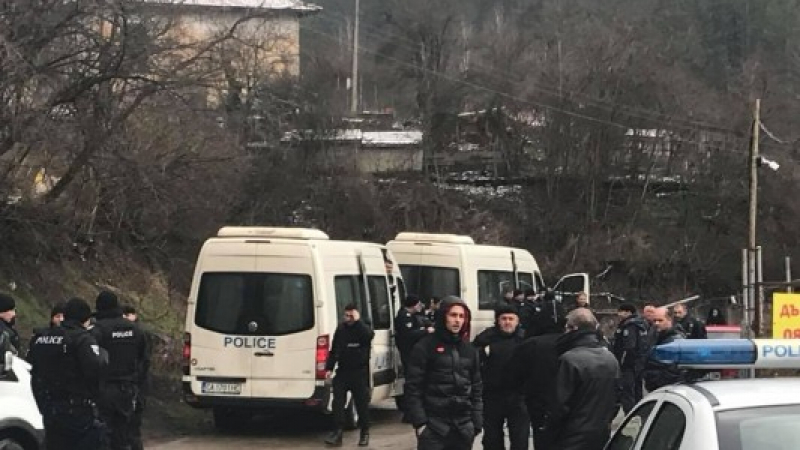 Акция на полицията в гетото в Бургас! Удариха ромската мафия за скрап