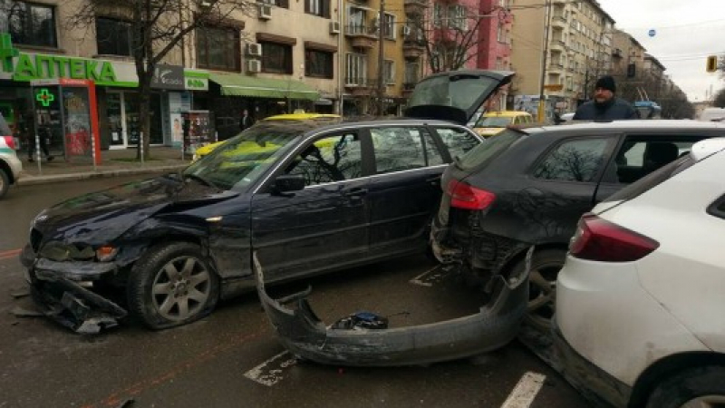 Зрелищна катастрофа в центъра на София, хвърчат ламарини, скърцат спирачки