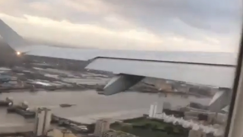 ВИДЕО: Какво се случва в самолет на British Airways заради урагана Елинор (ВИДЕО)