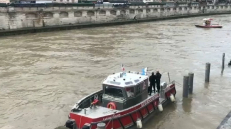 Паника в Париж: Водолазка изчезна, след като потъна в Сена 