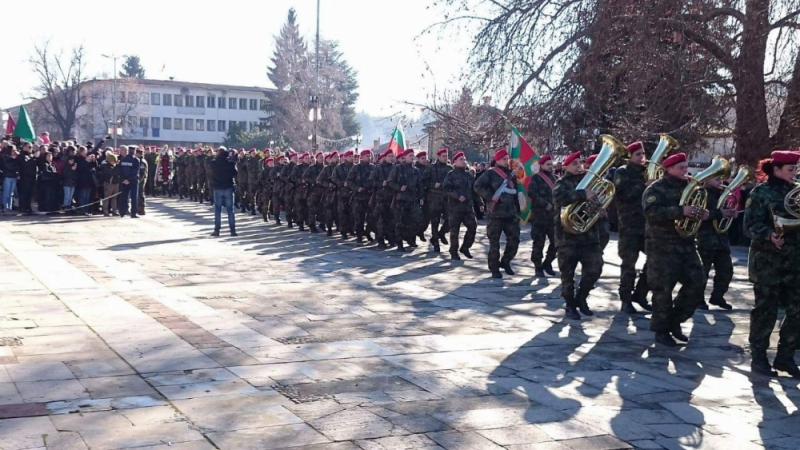Хиляди почетоха Ботев в родния му град (СНИМКИ)