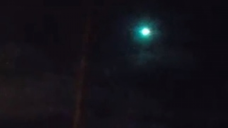 Какво е това? Очевидци заснеха странна зелена топка в небето на Великобритания (ВИДЕО)
