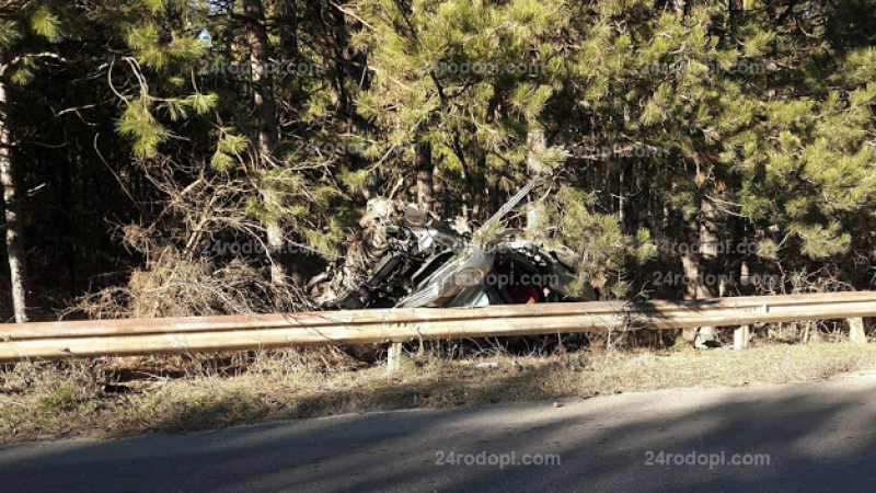 Зверска катастрофа с двама младежи край Широко поле, колата им е смачкана до неузнаваемост