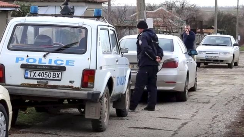 Полицаи претарашиха къщите в родното село на касапина Росен, ето какво откриха в една от тях (ВИДЕО)