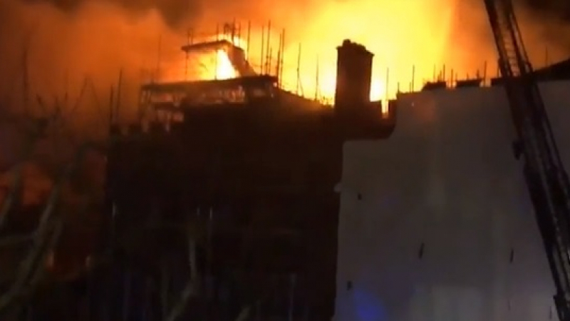 Силен пожар гори край Университета в Бристъл (ВИДЕО)