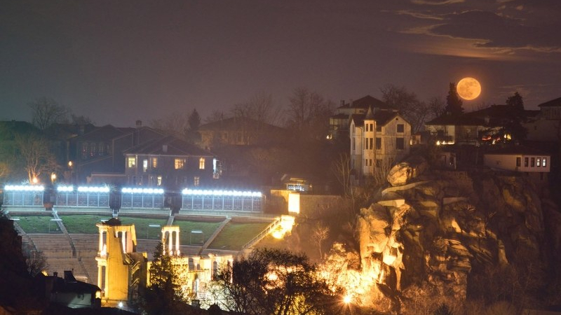 Супер Луна над Античния театър в Пловдив спира дъха (СНИМКИ)