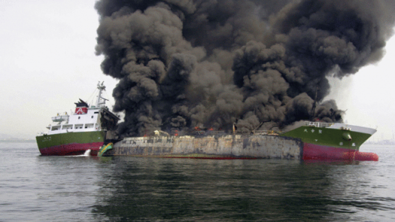 Жесток инцидент край бреговете на Китай, сблъскаха се кораб и петролен танкер