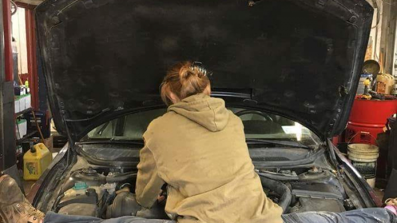 СНИМКА на жена, която ремонтира кола, се превърна в истинска интернет сензация