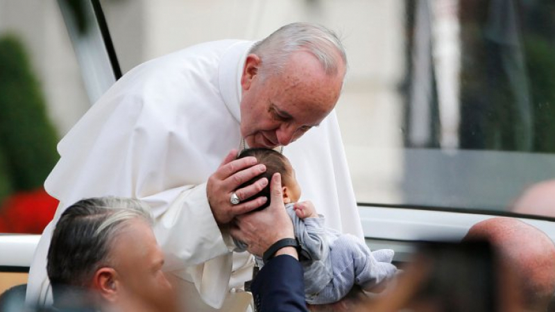 Папата покръсти 34 новородени в Сикстинската капела