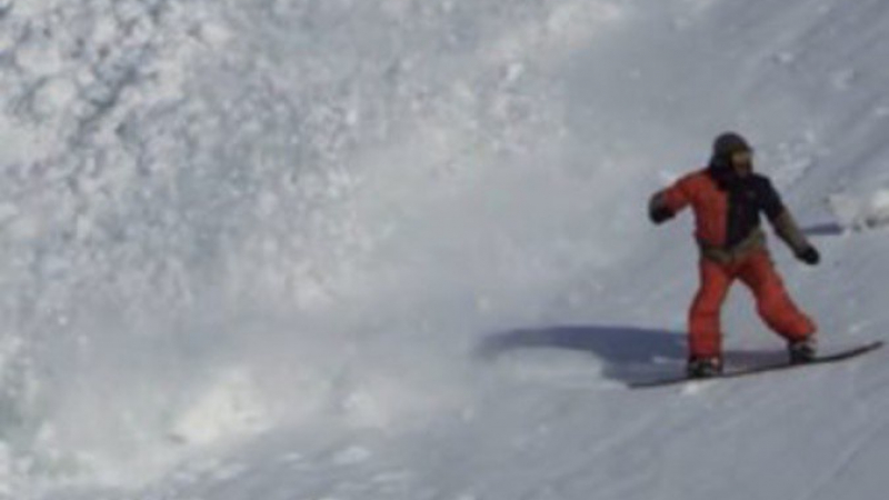 Вижте борбата на живот и смърт между сноубордист и преследващата го лавина (ВИДЕО)