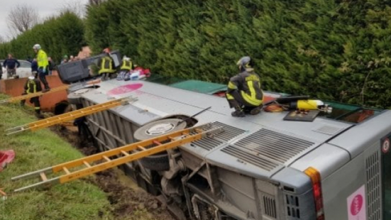 Училищен автобус катастрофира в Италия, над 20 деца са ранени 