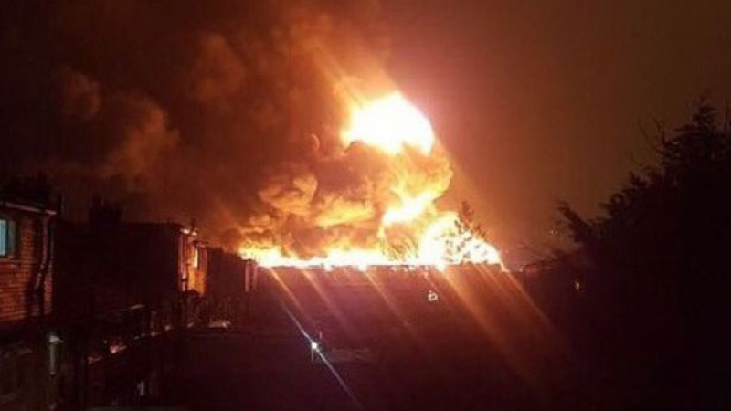 Голям пожар пламна във фабрика в Лондон (СНИМКИ/ВИДЕО)  