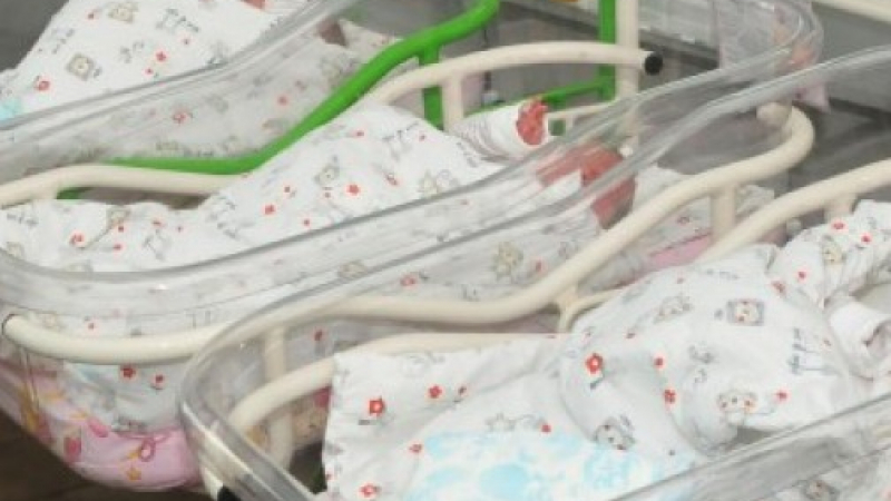 Рекордът за Гинес в България: 17-годишно момиче роди трето дете!
